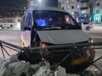 В Кызыле пассажирская "Газель" сбила двух пешеходов на светофоре