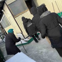 Активисты «Добрых Сердец Тувы» помогли маме мобилизованного воина убрать снег с крыши дома