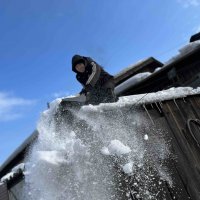 Активисты «Добрых Сердец Тувы» помогли маме мобилизованного воина убрать снег с крыши дома