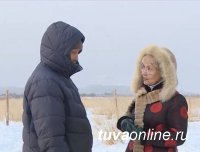 Сенатор Дина Оюн подарила к Шагаа верблюдоводу Радию Байкара солнечную батарею