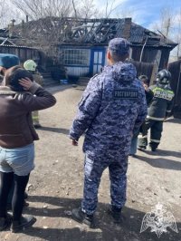 В Туве сотрудник Росгвардии спас из горящего дома двух человек