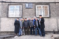 Художники Национального театра Тувы отреставрировали мемориальную доску на доме, где жил Виктор Кок-оол