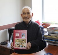 Национальному архиву Тувы передана в дар семейная книга потомков тувинского добровольца Монгуша Докпута