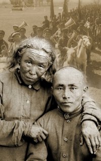 Национальному архиву Тувы передана в дар семейная книга потомков тувинского добровольца Монгуша Докпута