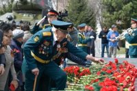В Туве накануне Дня Победы возложили венки к воинским мемориалам
