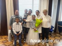 Сенатор Дина Оюн поздравила многодетную семью Бегзи с Днем Семьи