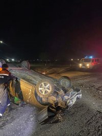 В Туве спасатели извлекли водителя и пассажира из перевернувшейся после неудачного маневра легковушки