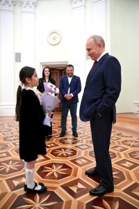 Владимир Путин встретился в Кремле с 8-летней Раисат Акиповой из Дагестана