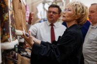 Сенатор Дина Оюн побывала на предприятии «Мех Оретекс», выпускающем продукцию из овечьей шерсти