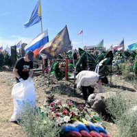 «Добрые сердца Тувы» убрались на «Аллее славы» кладбища Кызыла в честь дня ВДВ