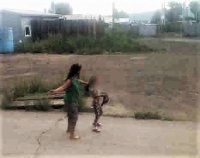 В Туве полиция изъяла из семьи 8-летнюю девочку, которую на улице избила пьяная мать