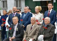В Туве в День республики возложили цветы к памятнику основателя тувинской государственности