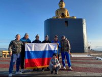 Судебные приставы Тувы подняли российский триколор над вершиной горы Догээ