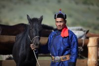 Победитель первого пятиборья с лошадью в Туве Сылдыс Саая за три минуты поймал лошадь и выполнил все задания, включая стрельбу из лука на скаку