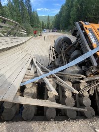 Проезжавший через мост в Каа-Хемском кожууне Тувы с грузоподьемностью не более  10 тонн грузовик с 16 тоннами древесины провалился. Движение ограничено