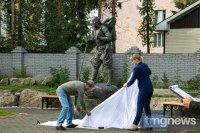 В Туве открыли памятник актеру Максиму Мунзуку