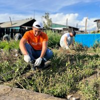 Тувинские тимуровцы помогли супруге участника СВО очистить огород от сорняков