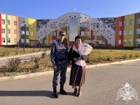 В Кызыле учителя гимназии №9 остановила полиция, чтобы вручить цветы