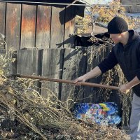 «Добрые Сердца Тувы» помогли подшефным пенсионерам убрать от мусора придомовой участок