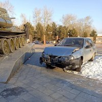 В столице Тувы Кызыле легковушка столкнулась с танком Т-34