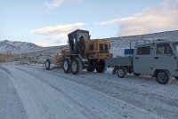 Дорожная спецтехника очищает от снега дороги Монгун-Тайги
