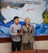 Сенатор Дина Оюн вручила юному герою Найыру Салчаку памятную медаль Совета Федерации «За проявленное мужество»