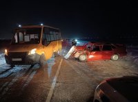 В Туве произошло ДТП с участием школьного автобуса, в больницу доставлены семь человек