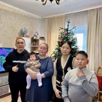 Многодетная семья участника СВО передала новогодние подарки для других многодетных семей Кызыла