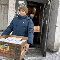 Многодетная семья участника СВО передала новогодние подарки для других многодетных семей Кызыла