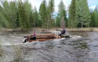 В Туве сотрудники МЧС России спасли четверых человек, которые застряли на машине в середине реки