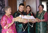 В Кызыле провели обряд первого укладывания ребенка в колыбель