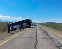 В Туве рейсовый пассажирский автобус после неудачного разворота съехал в кювет