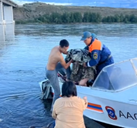 Спасатели МЧС вытащили из Енисея купальщицу, которую унесло течением