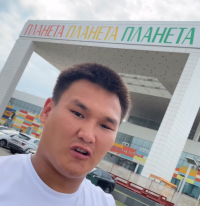 Житель Тувы искупался в аквариуме с рыбами в Торговом центре «Планета» в Красноярске. Его друг снимал купание на телефон