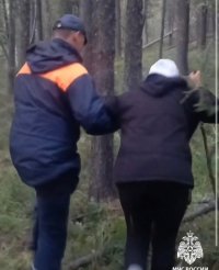 В Туве спасатели нашли заблудившуюся в тайге 58-летнюю собирательницу грибов