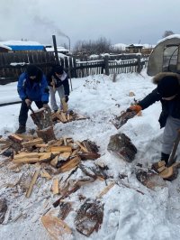 В селе Сарыг-Сеп студенты-волонтеры помогли по хозяйству матери погибшего участника СВО