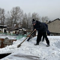 «Добрые Сердца Тувы» почистили крышу дома семьи участника СВО