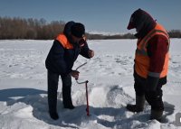 В Туве сегодня 20 градусов мороза, в связи с потеплением снижена грузоподъемность до 5 тонн на ледовой переправе Оттук-Даш