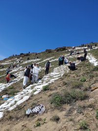 Школьники Тувы обновили надпись священной мантры на горе Догээ