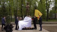 Художник-скульптор из Тувы Шолбан Тарачи открыл памятник "Дети войны" в Абакане