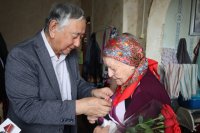 Ветераны органов внутренних дел Тувы поздравили труженицу тыла Зою Шаманову с Днем Великой Победы