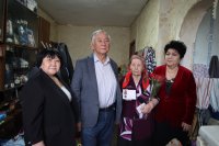 Ветераны органов внутренних дел Тувы поздравили труженицу тыла Зою Шаманову с Днем Великой Победы