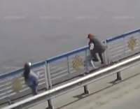 В Туве неравнодушный водитель спас пытавшуюся спрыгнуть с моста девушку