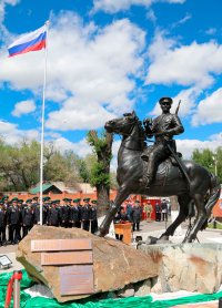 В Туве открыли первый в России памятник пограничнику-кавалеристу