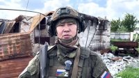 Боец из Тувы поднял российский флаг над освобожденным селом Водолаги