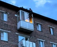 В Туве спасатели с крыши залезли в запертую изнутри ребенком квартиру