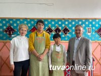 Сенатор Дина Оюн познакомилась с “Агальматолитовой комнатой” в школе Чаа-Хольского кожууна Тувы 