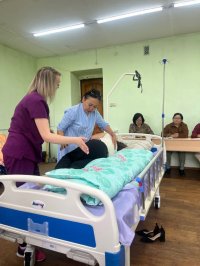 В Туве благотворительный фонд "Старость в радость" учит уходу за пожилыми и инвалидами