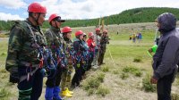 Учителя Тувы испытывают себя на прочность на турслете в горной Монгун-Тайге