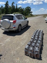 В Туве отец пытался "помочь" бизнесу дочери - вез в ее магазин 180 бутылок нелегального алкоголя